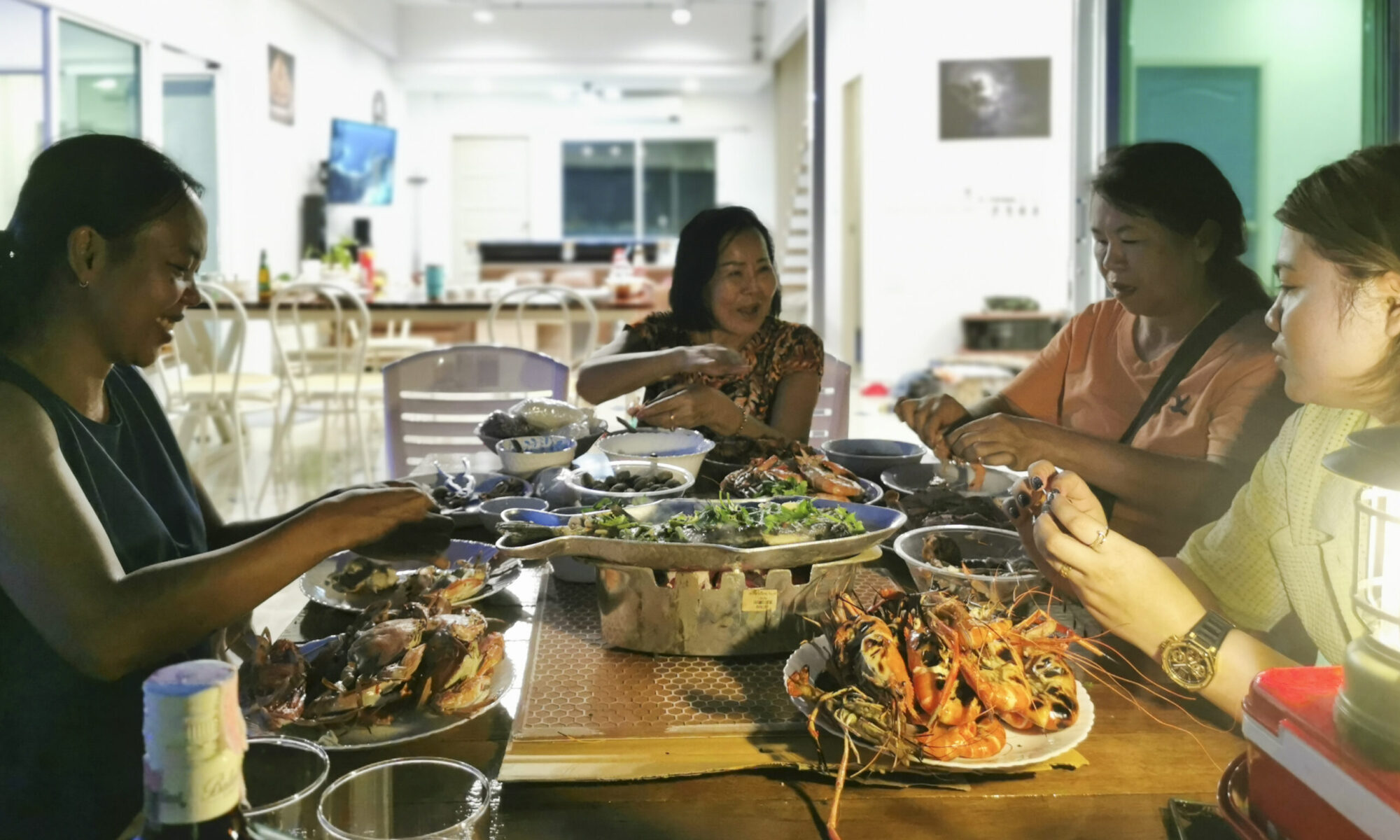 Joyful seafood dinner at Thepprasit Cosy Twin A an evening of laughter, togetherness, and flavorful memories around the table.